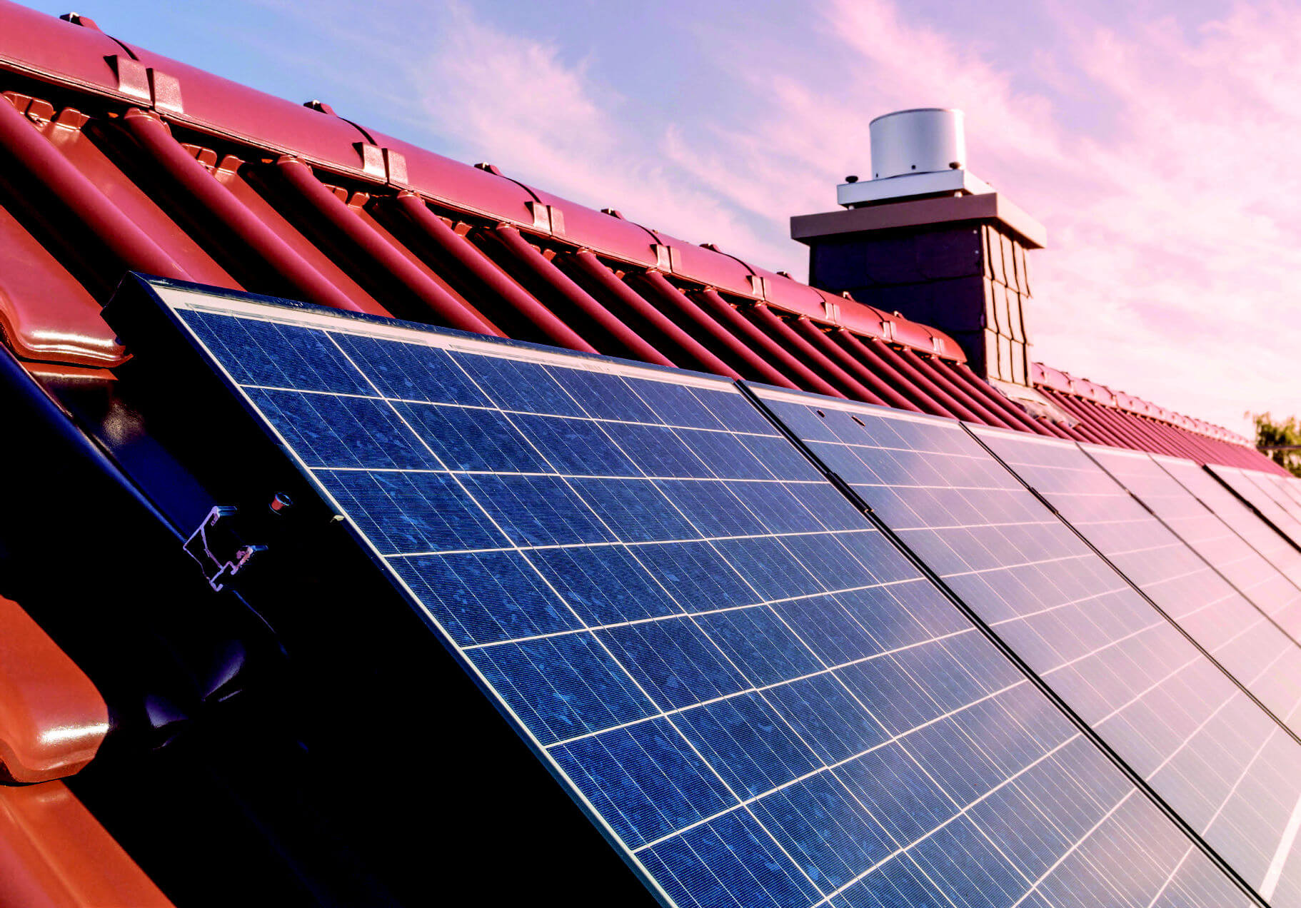 des panneaux solaires sur le toit d'une maison