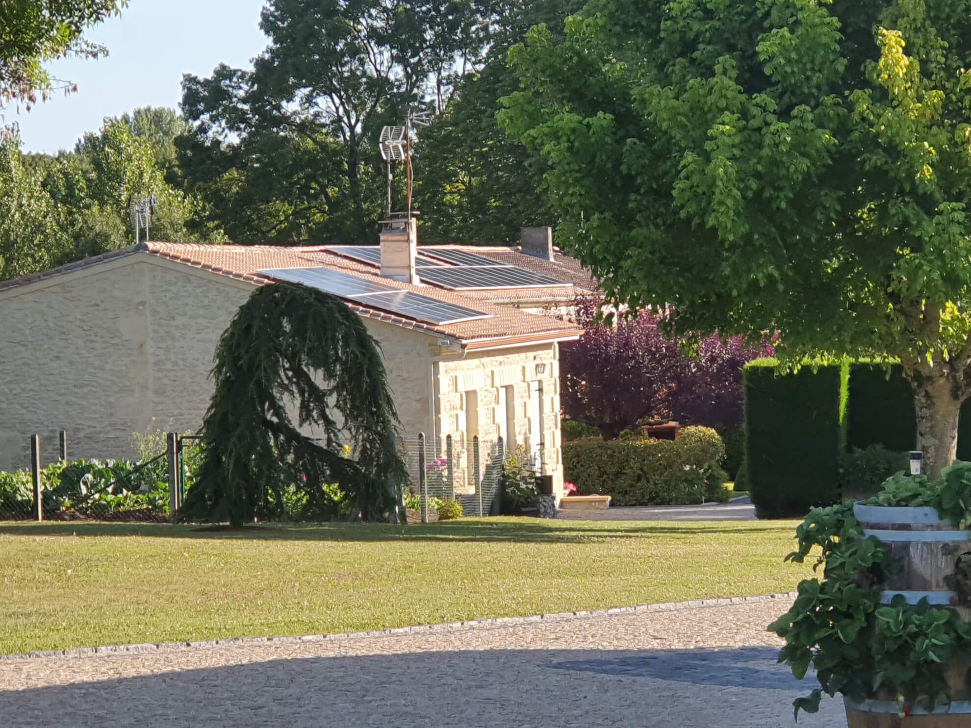 Une maison du sud de l'Europe équipée de panneaux photovoltaïques et de Storelio